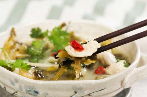 刁民酸菜魚VS踏青酸菜魚 》鮮香撲鼻：酸菜魚，冬季暖胃的最佳