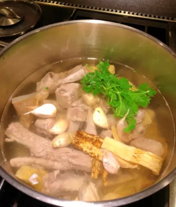 台北肉骨茶排骨部位外帶 》踏輕之旅：跟隨肉骨茶的腳步探索美食
